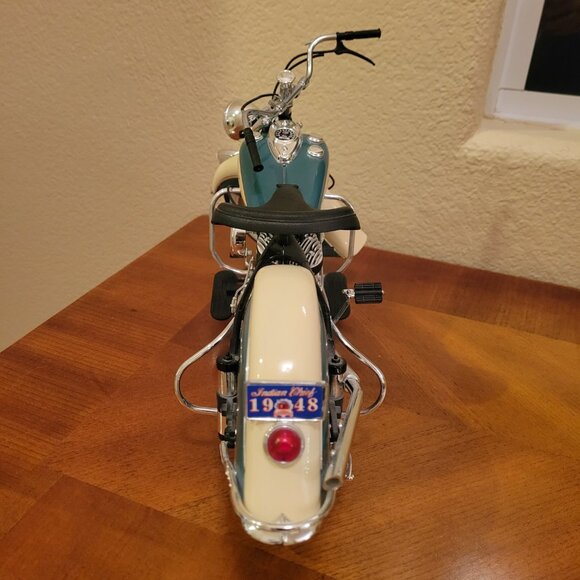 Guiloy 1948 Indian Chief Die-Cast Motorcycle - Picture 9 of 14
